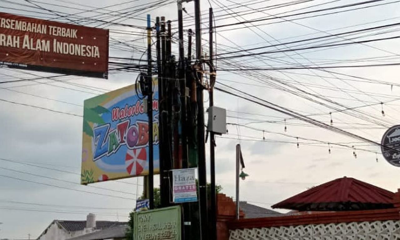 Warga Keluhkan Kabel Semrawut di Pemalang