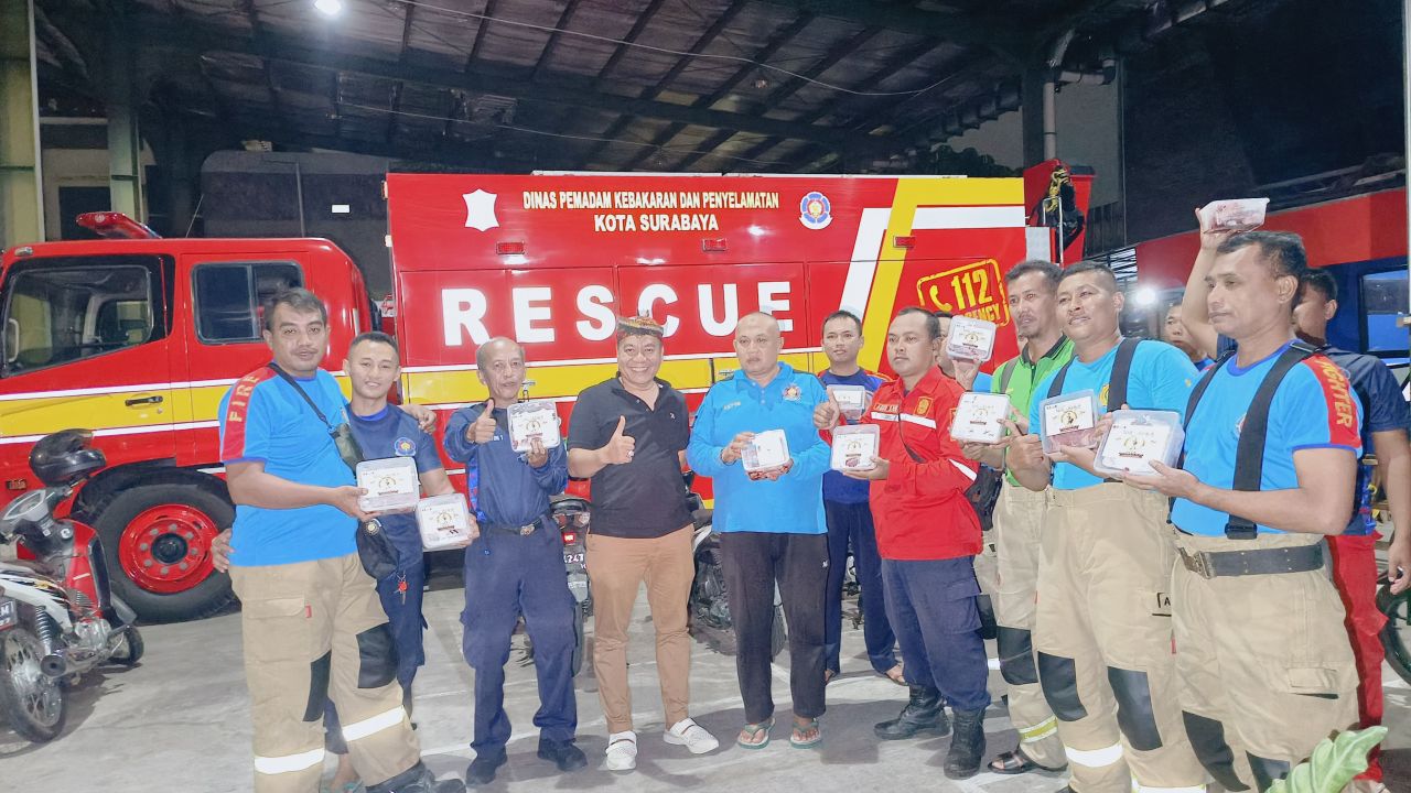 Ketua Komisi A DPRD Surabaya Salurkan Ribuan Paket Daging Kurban