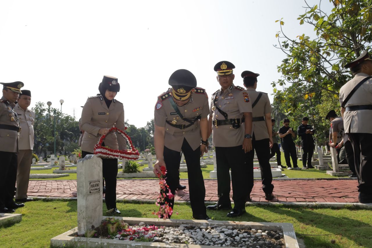 Kenang Jasa Pahlawan, Polrestabes Surabaya Ziarah ke TMP Kusuma Bangsa