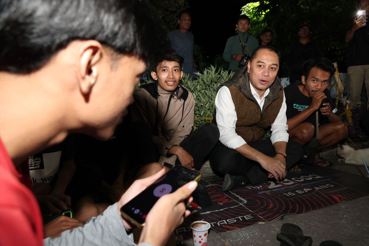 Sweeping Jam Malam, Wali Kota Eri Bikin Haru Saat Video Call Orang Tua Anak