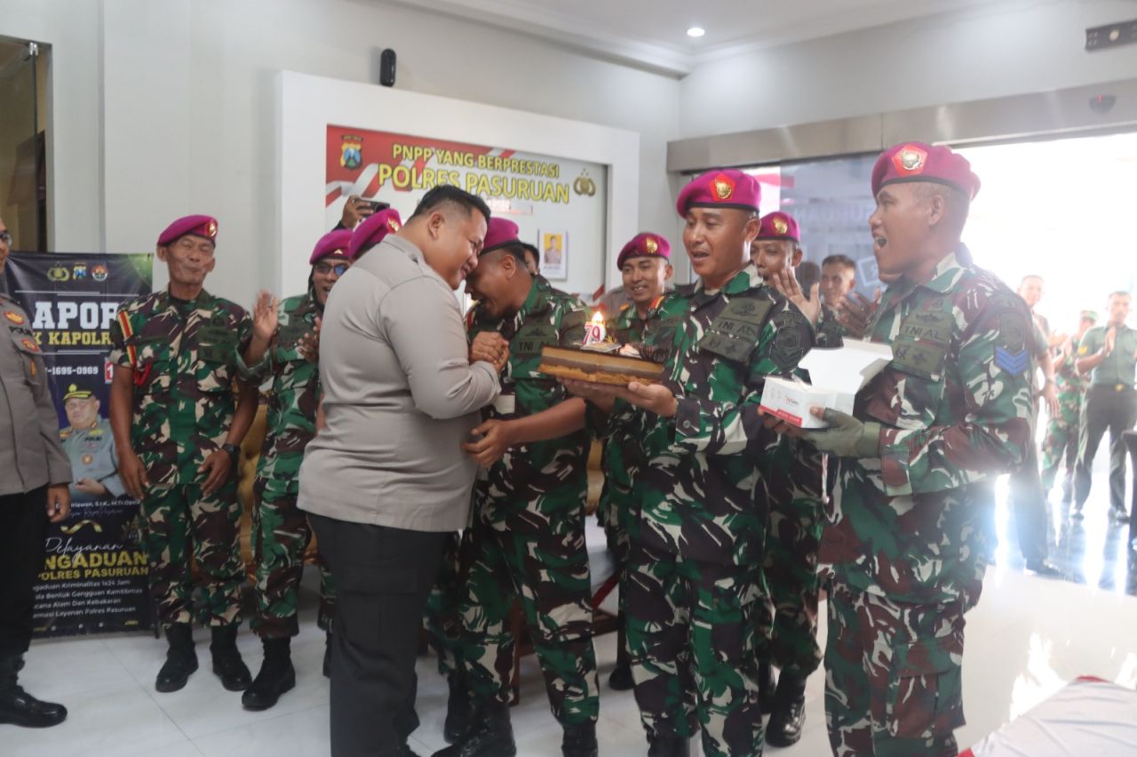 Hadiah HUT Bhayangkara ke-79, TNI Berikan Kejutan Tumpeng Kepada Kapolres Pasuruan