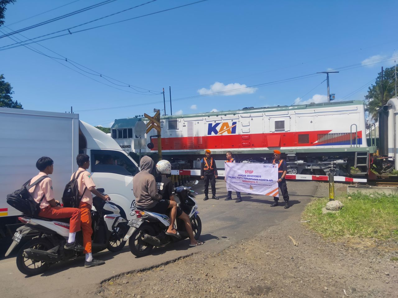 KAI Daop 8 Aktif Sosialisasi Keselamatan Warga di Sekitar Rel Kereta Api