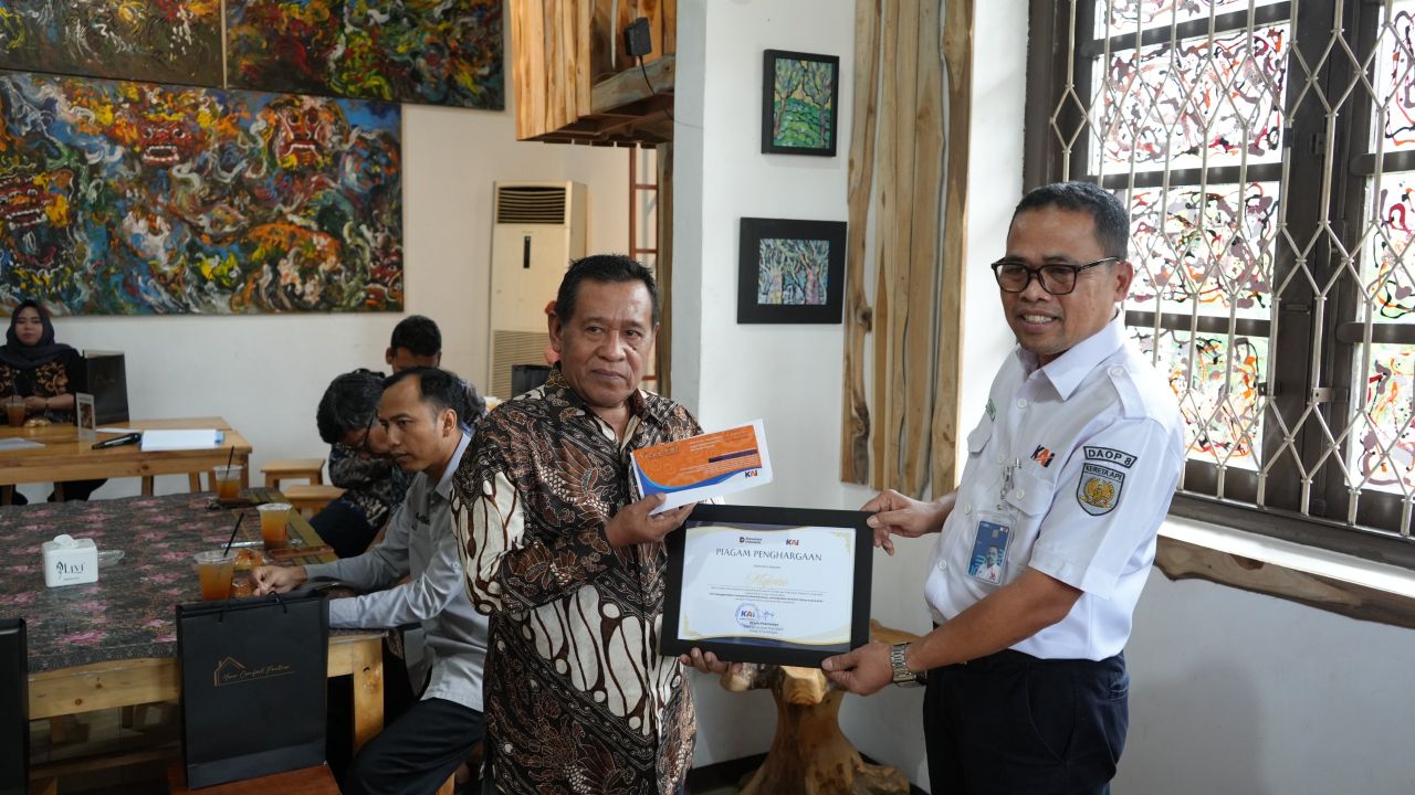 15 Mitra KAI Daop 8 Tertib Administrasi Terima Penghargaan