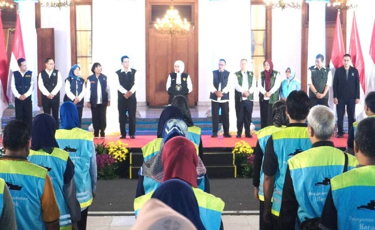 Khofifah Berangkatkan 52 Tim Yankes ke Pulau Sapudi, Tangani 291 Pasien Beragam Kasus