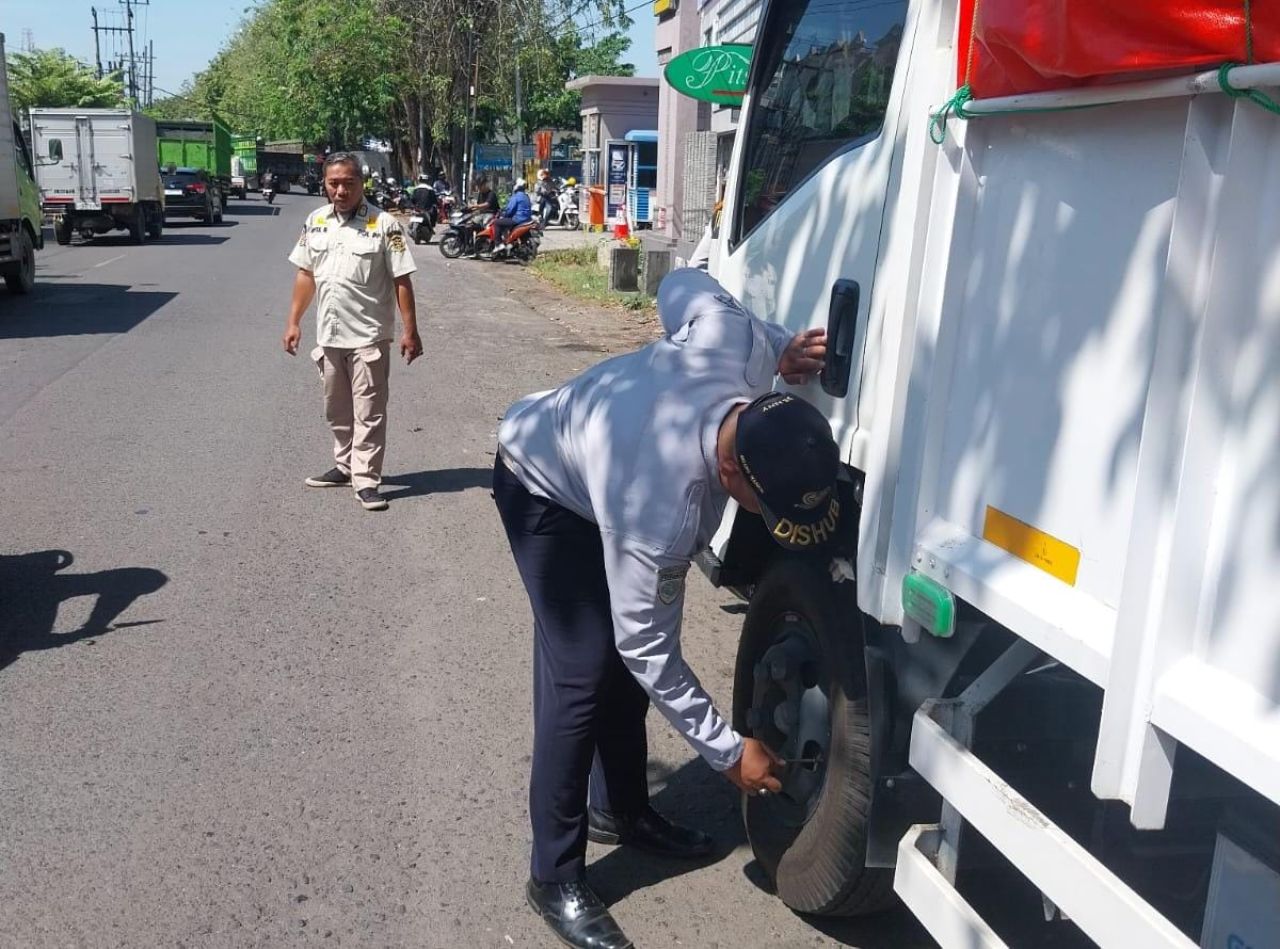 Masih Nekat, Truk-Truk Liar Serobot Jalan Umum, Petugas Bertindak Tegas