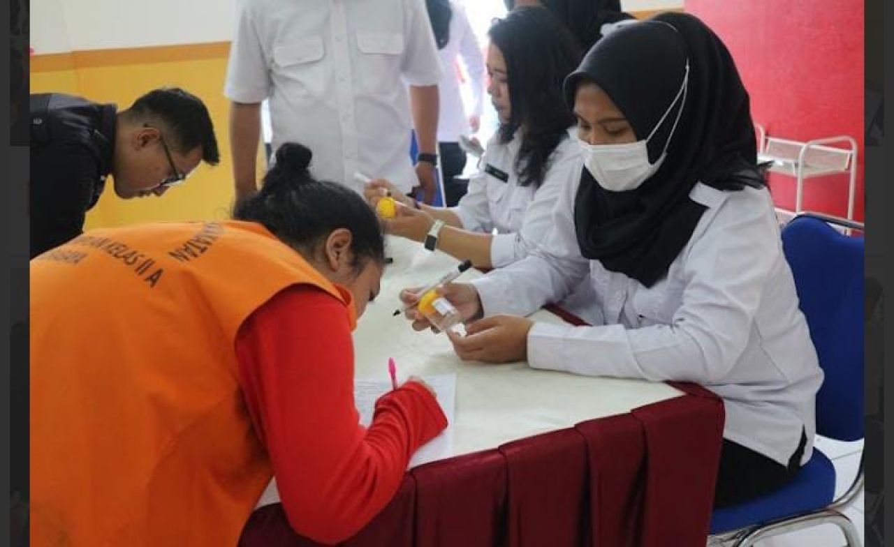 Libatkan APH Rutan Perempuan Surabaya Tes Urin Warga Binaan