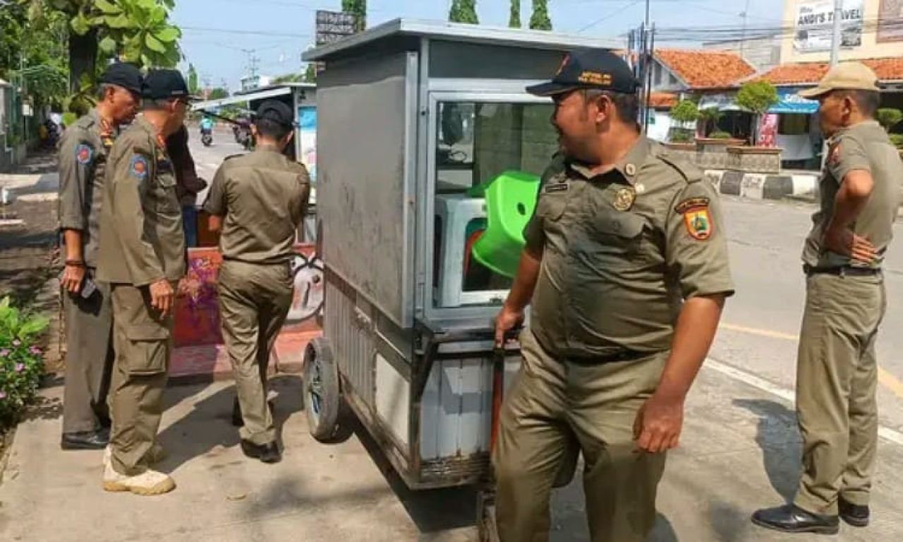 Gelar Dagangan di Trotoar Jalan, Sejumlah Pedagang Ditertibkan Satpol PP Pemalang