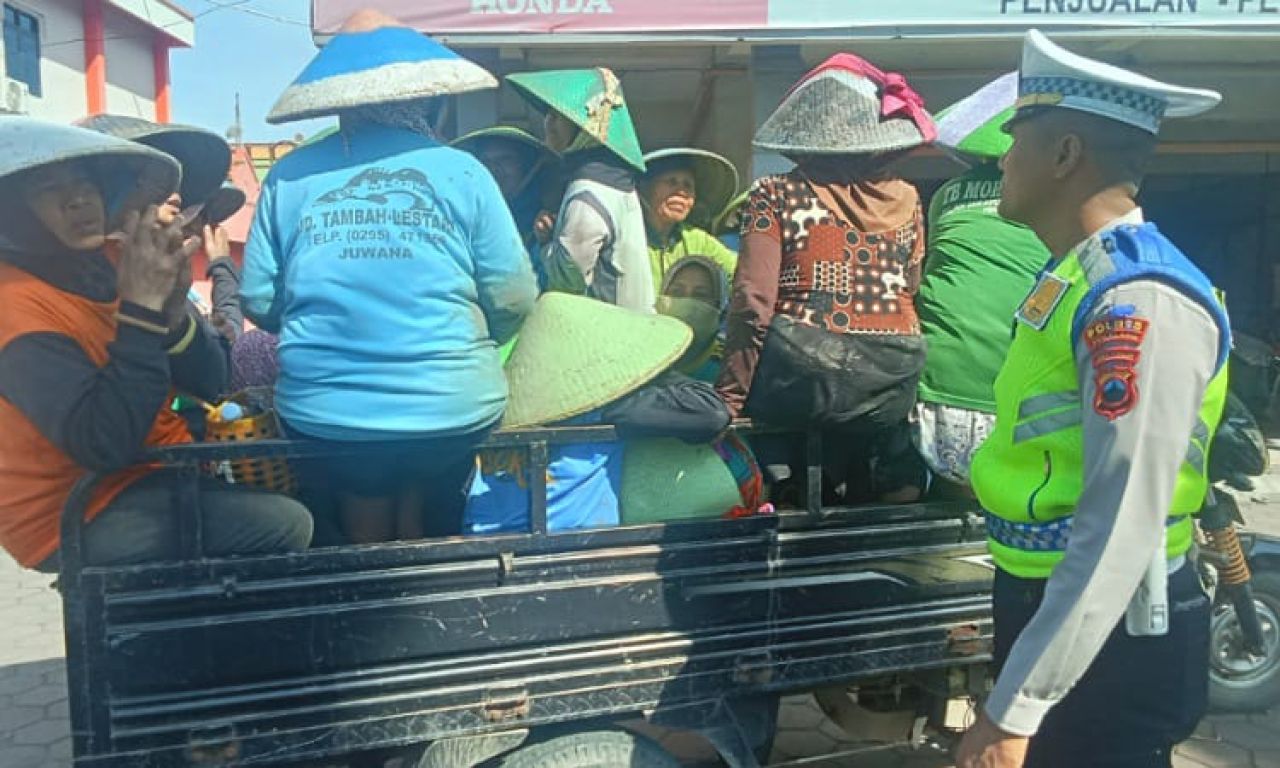 Naiki Kendaraan Bak Terbuka, Belasan Emak-Emak Kena Teguran Satlantas Pemalang