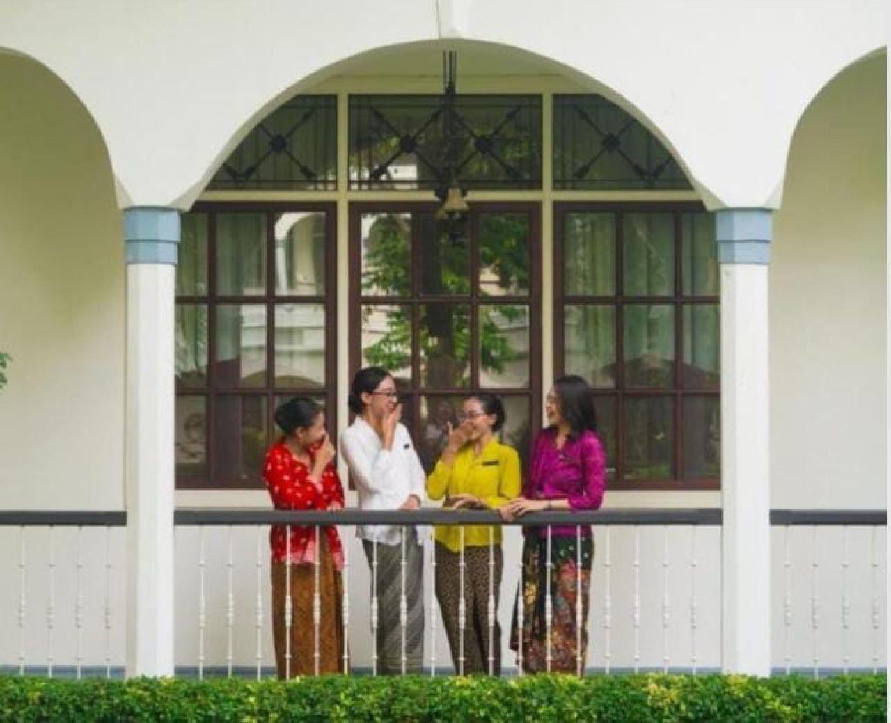 Hotel Majapahit Surabaya Gelar “Women in Kebaya”, Rayakan Warisan Budaya Lewat Batik dan High Tea