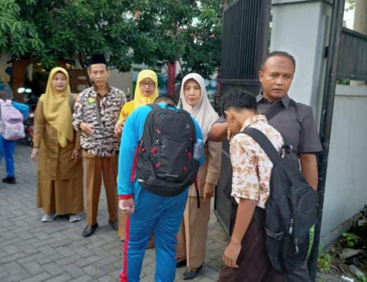 Membangun Keakraban Sejak Pagi, SDN Tanah Kali Kedinding V Terapkan 3S