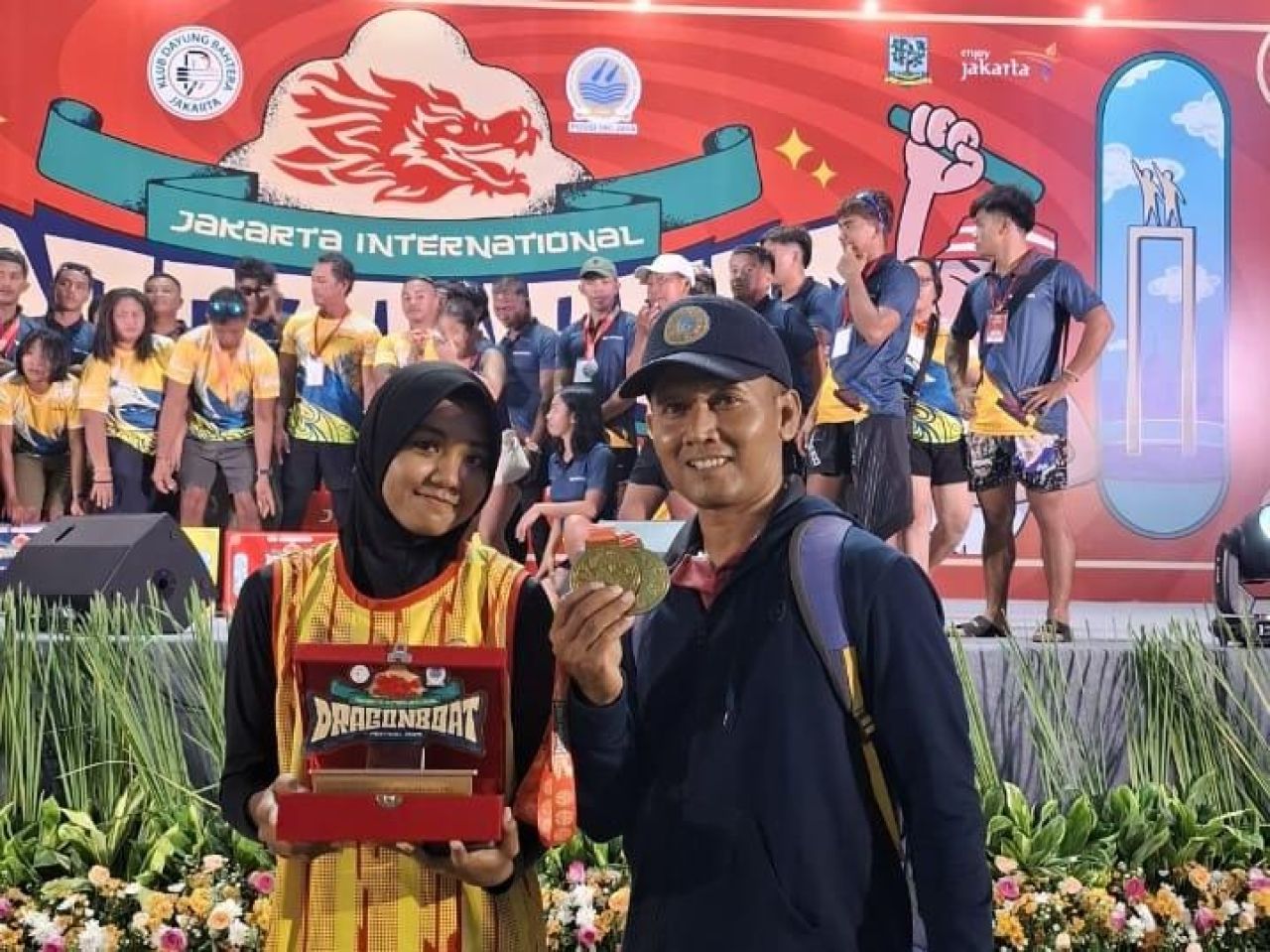 Nur Aidha Hani Pratiwi (kiri)