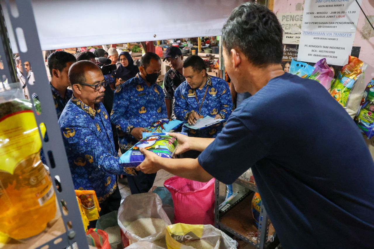 Satgas pangan sidak beras oplosan ke pasar di Surabaya