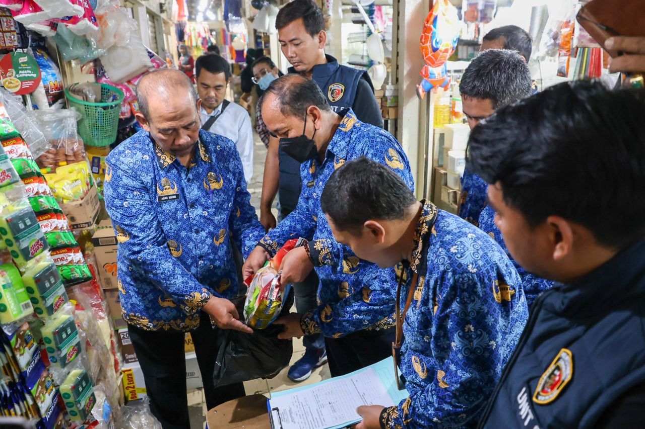 Sidak beras oplosan di salah satu pasar Surabaya