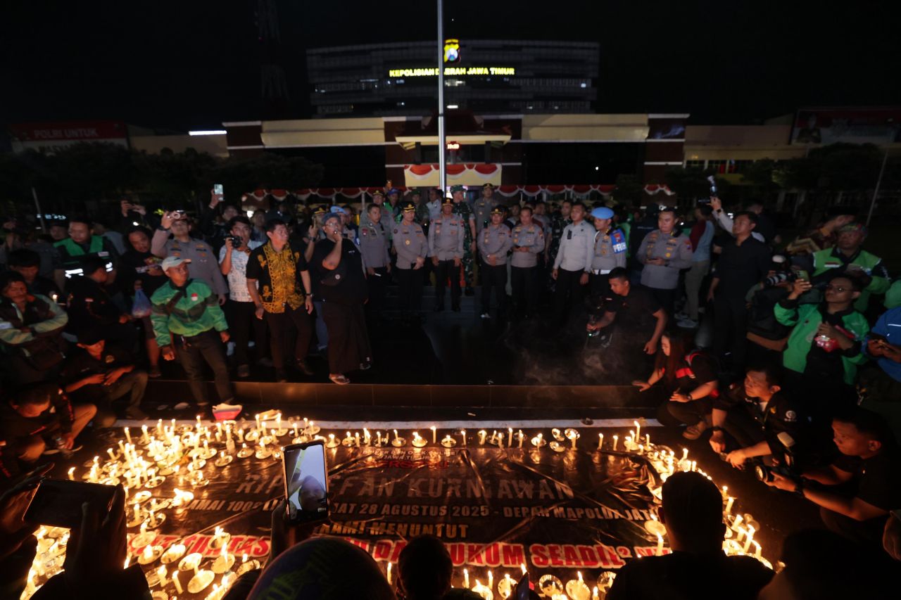 Di Depan Polda Jatim Driver Ojol Gelar Aksi Damai 1000 Lilin