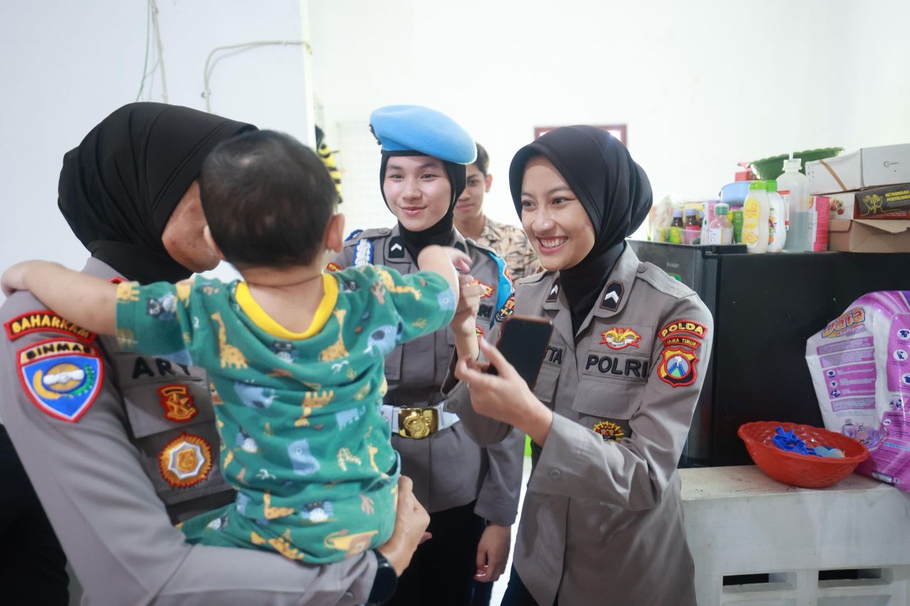 Songsong HUT ke-77, Polwan Polda Jatim Gelar Baksos di Griya Yatim Sidoarjo