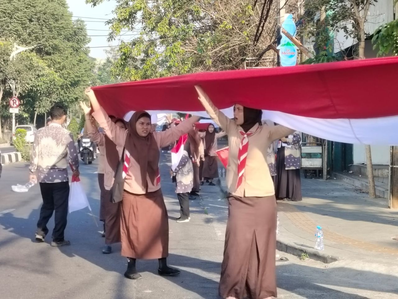 Ribuan Siswa SMKN 8 Surabaya Kompak Bentangkan Merah Putih Sepanjang 1,5 Km