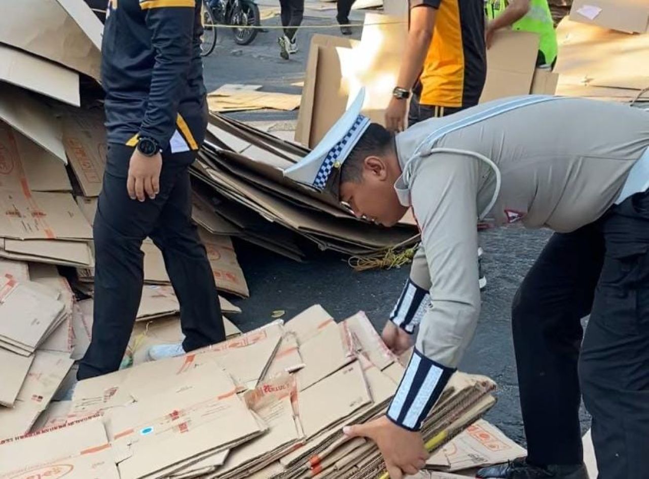 Polres Pasuruan saat evakuasi kecelakaan pickup