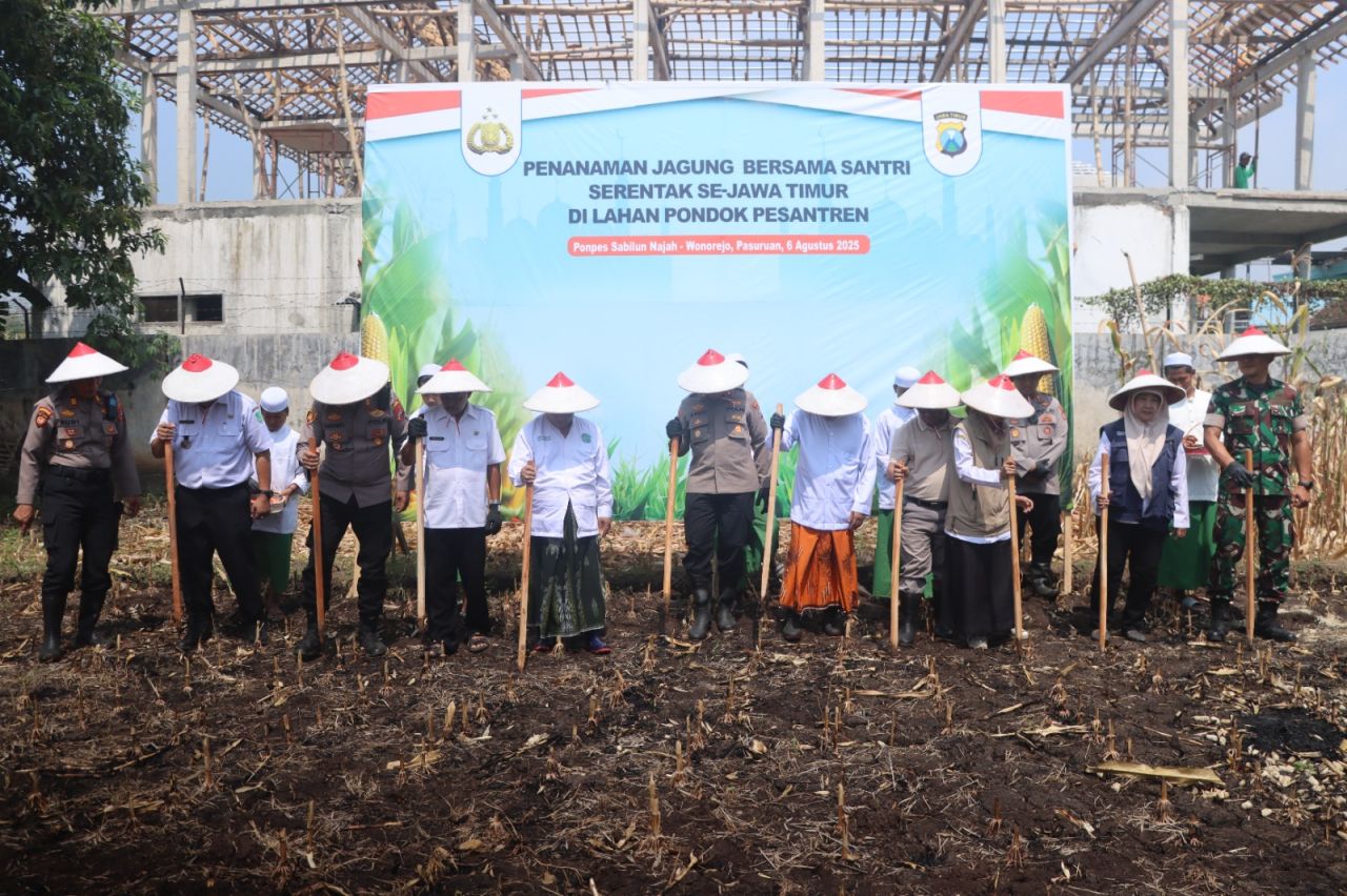 Swasembada Pangan, Polres Pasuruan Tanam Jagung Bersama Santri Ponpes Sabilunnajah