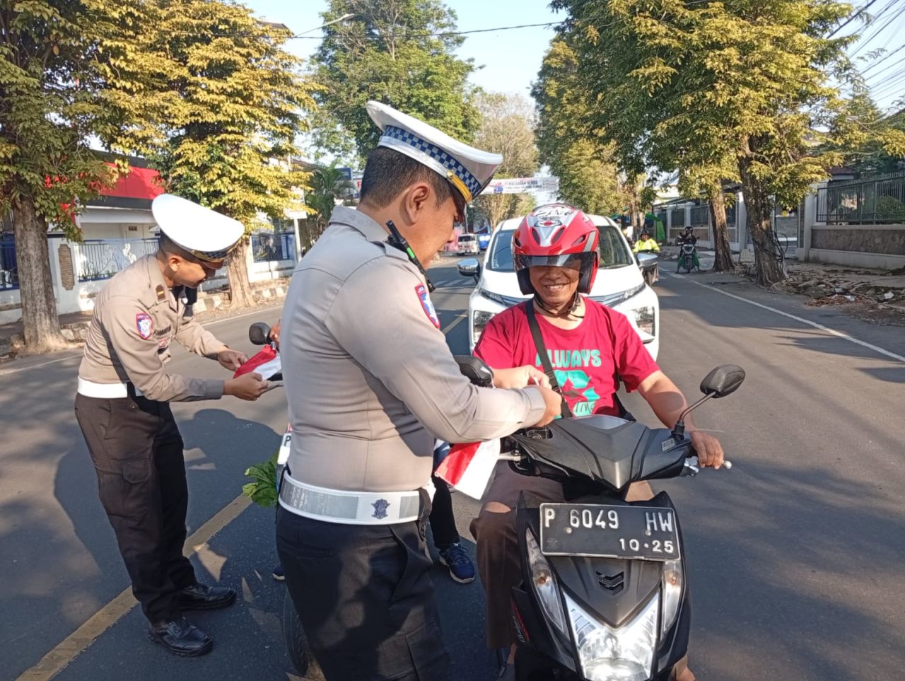 Pembagian bendera merah putih oleh Polres Jember