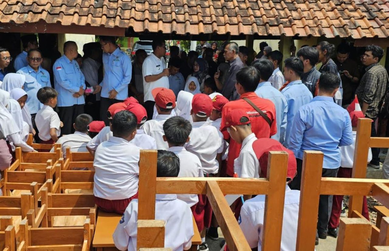 Pemkab dan Baznas Majalengka salurkan bantuan meubelair