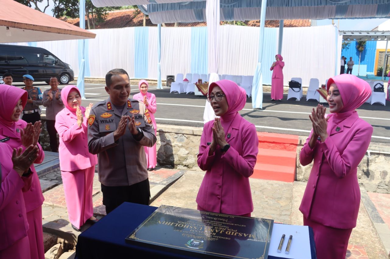 peletakan batu pertama dan penandatanganan prasasti renovasi Masjid Jamiussolihin