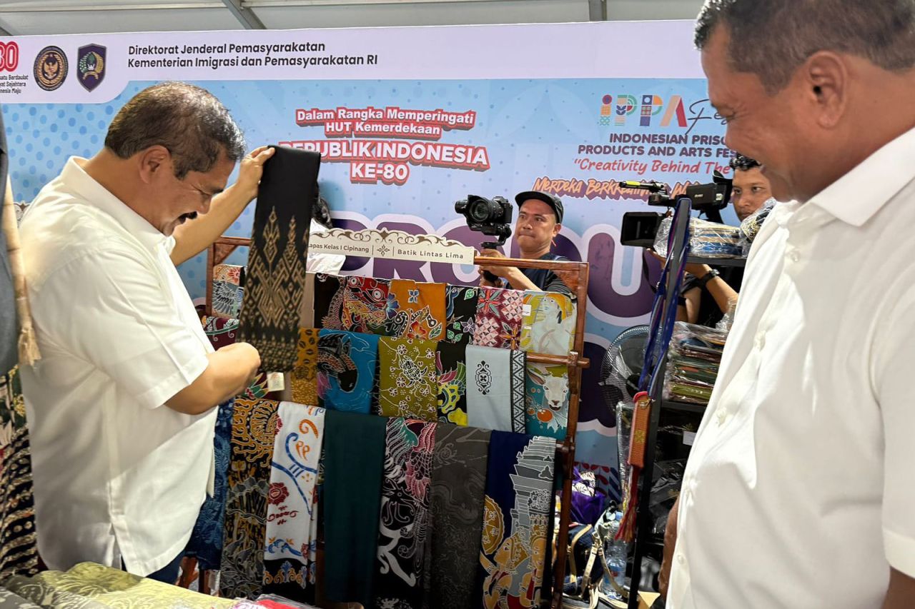Menteri IMIPAS Agus Andianto Borong Kain Batik Buatan Warga Binaan Lapas Cipinang