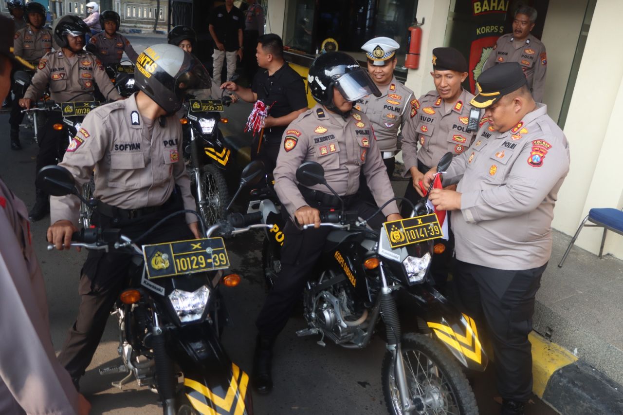Kapolres Pasuruan Pimpin Pemasangan Umbul-umbul dan Bendera Merah Putih