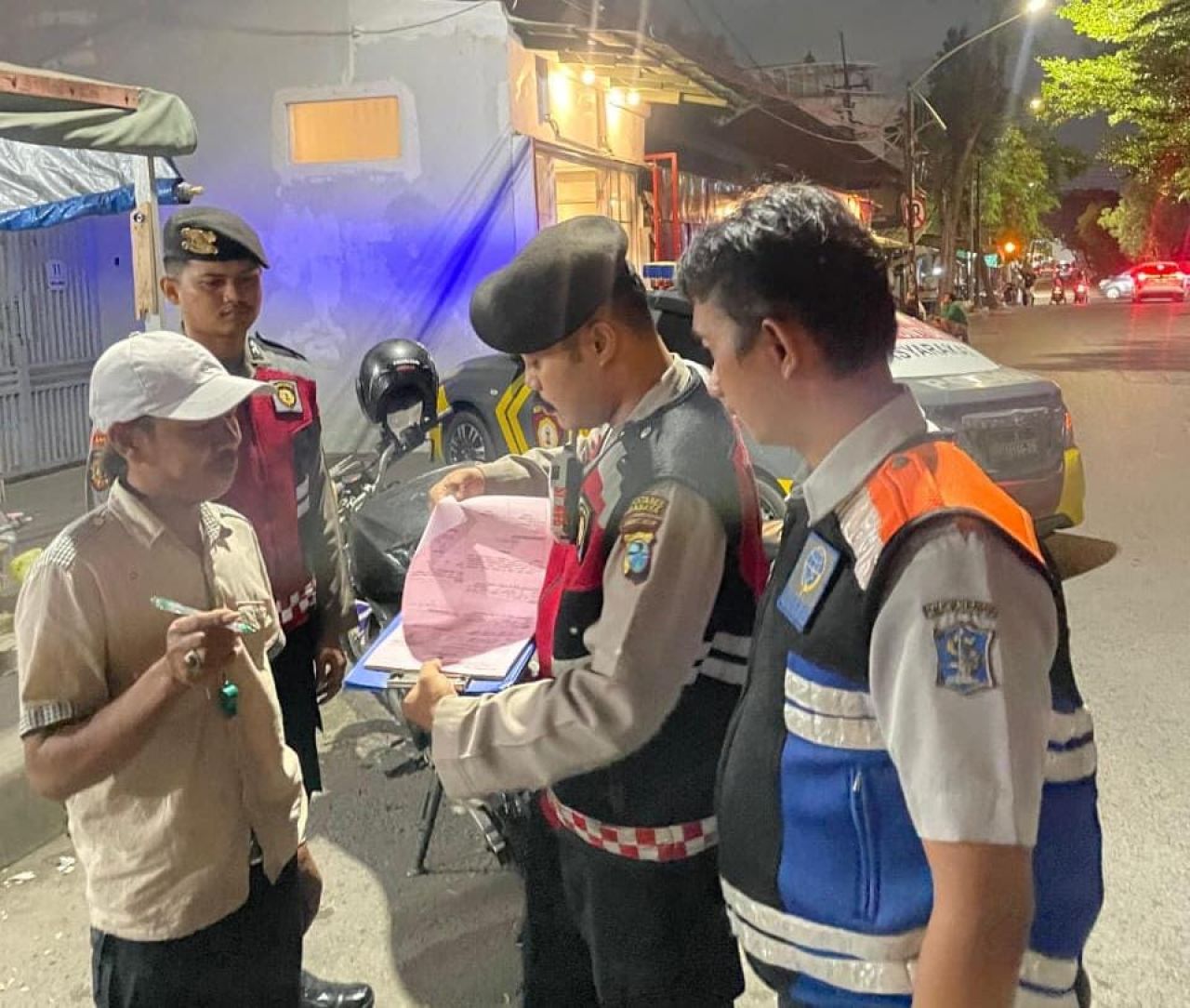 Dinas Perhubungan (Dishub) melaksanakan penertiban Juru Parkir (Jukir) liar bersama jajaran Sabhara Polrestabes Surabaya