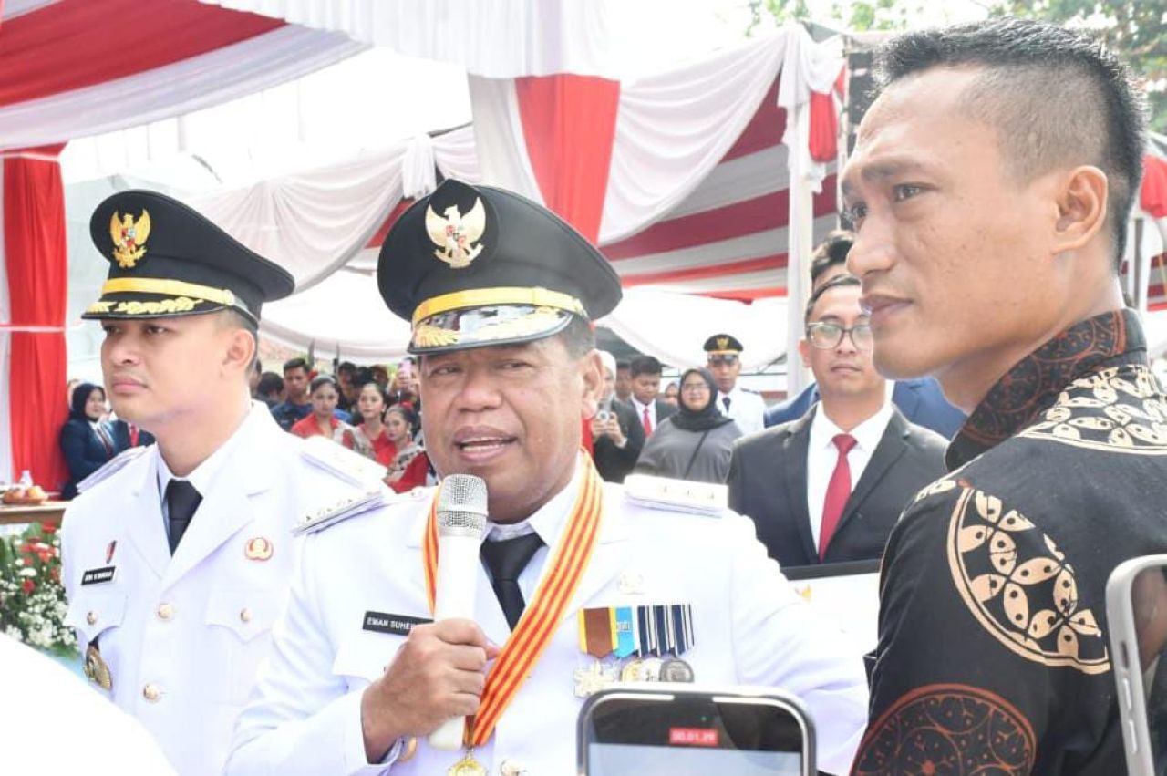 Momentum HUT Kemerdekaan, Bupati Majalengka Beri Bantuan Modal Pedagang "Cimin"