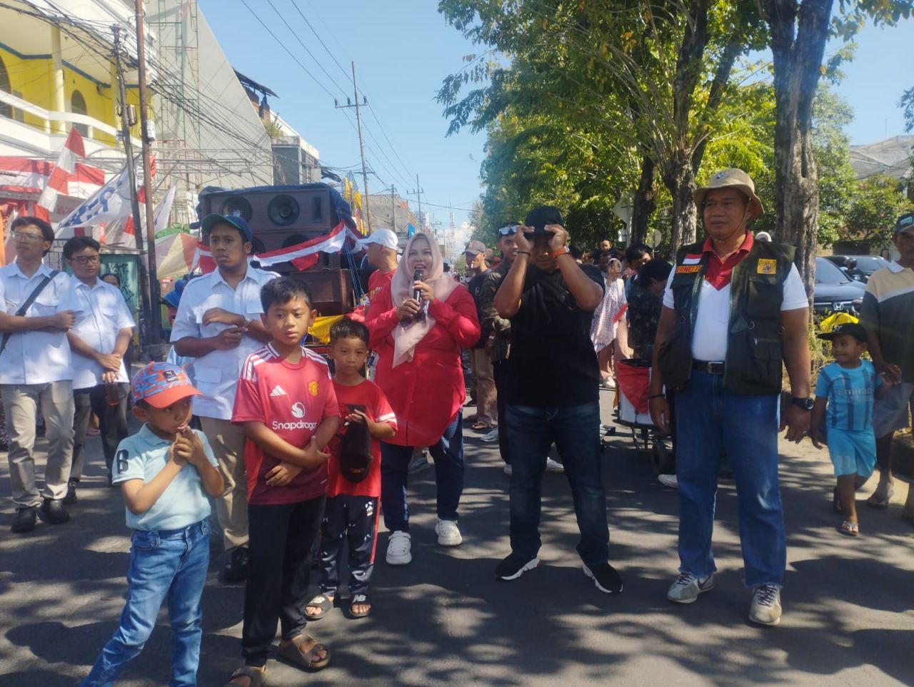 Meriahkan HUT RI ke-80, Alif Nostalgia di Karnaval RW 13