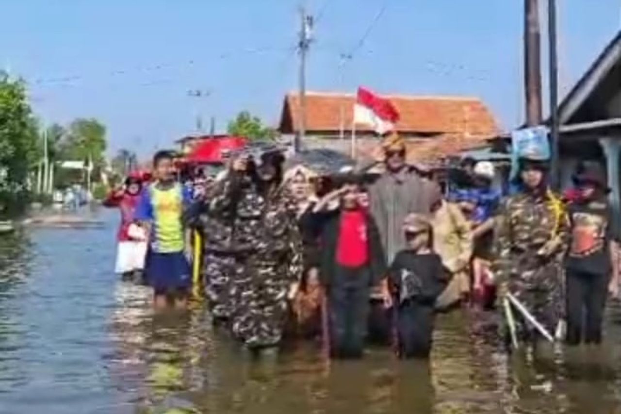 Merdeka di Tengah Kepungan Banjir Rob, Warga Desa Blendung Tetap Kibarkan Bendera Merah Putih