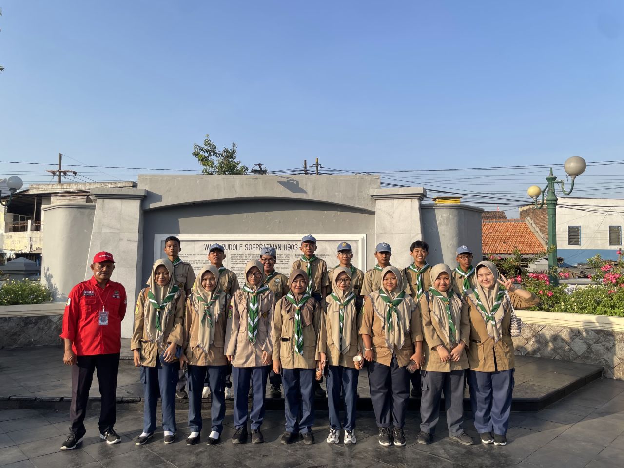 Siswa SMK Mudisa Nyanyikan Indonesia Raya di Makam WR Soepratman, Cucu Sang Pahlawan Menangis Haru
