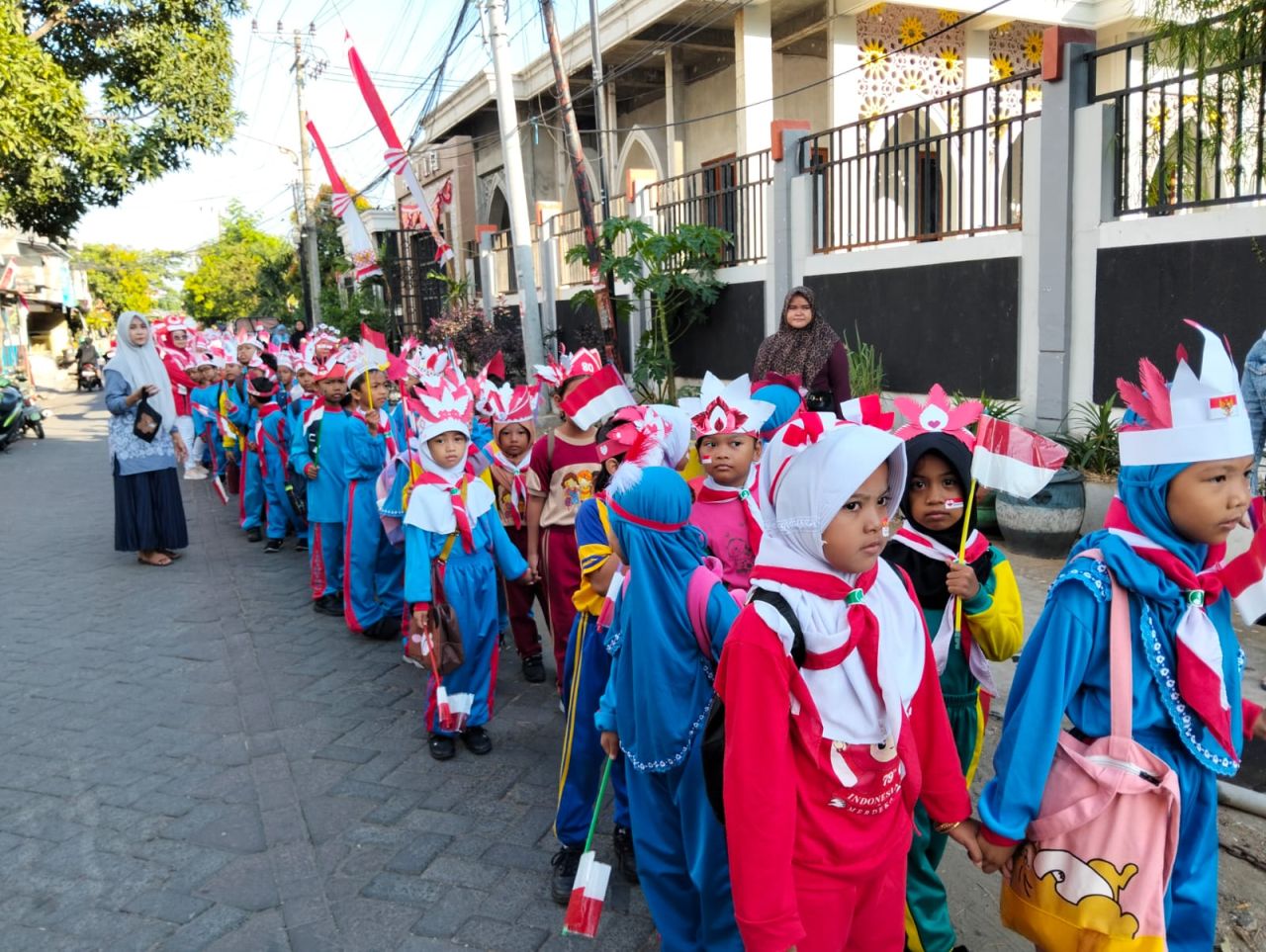 SDN Tanah Kali Kedinding V Gelar Jalan Sehat & Undian Berhadiah Sambut HUT RI ke-80