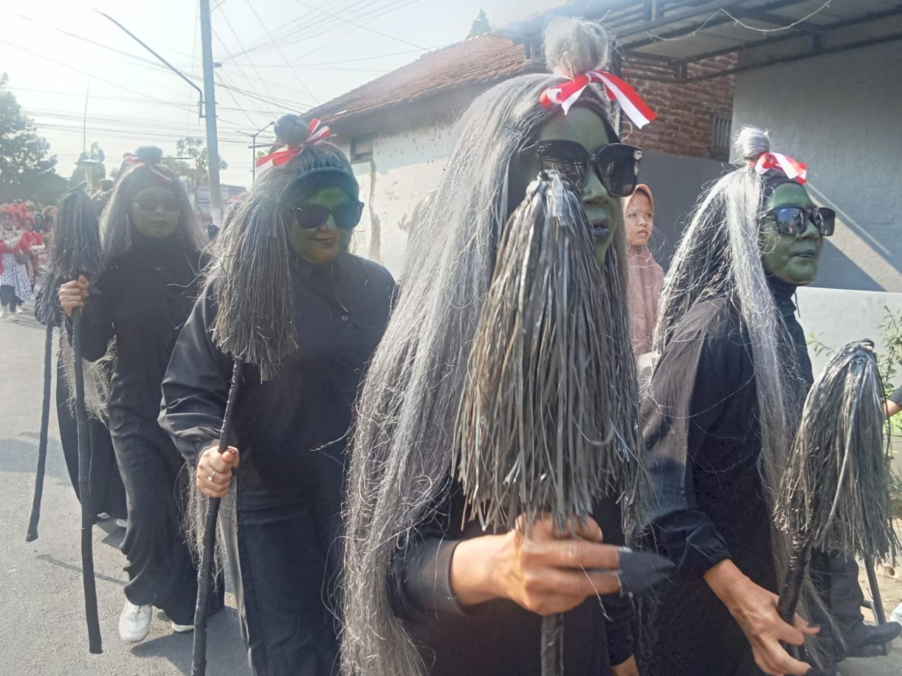 Mak Lampir Tiba- tiba Muncul Dalam Barisan Peserta Karnaval HUT RI di Kampung Mengoneng
