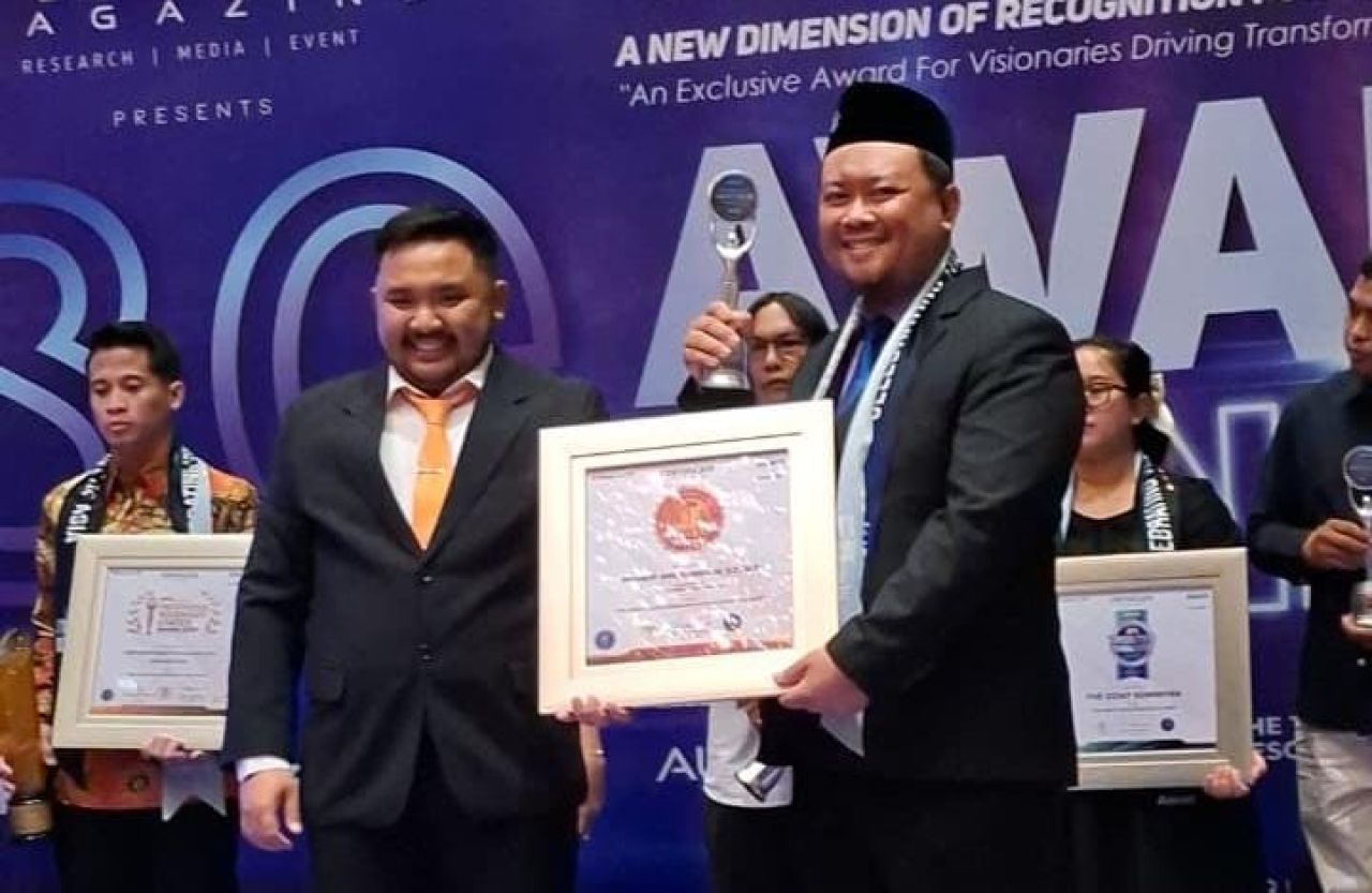 Kepala SMK Muhammadiyah 1 Surabaya Dinobatkan sebagai Visionary Educational Leader 2025
