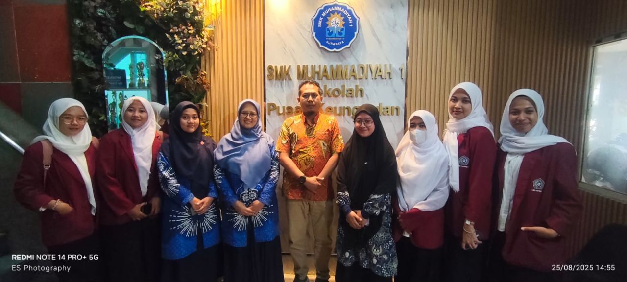 Lima Mahasiswa UMS bersama jajaran guru SMK Mudisa