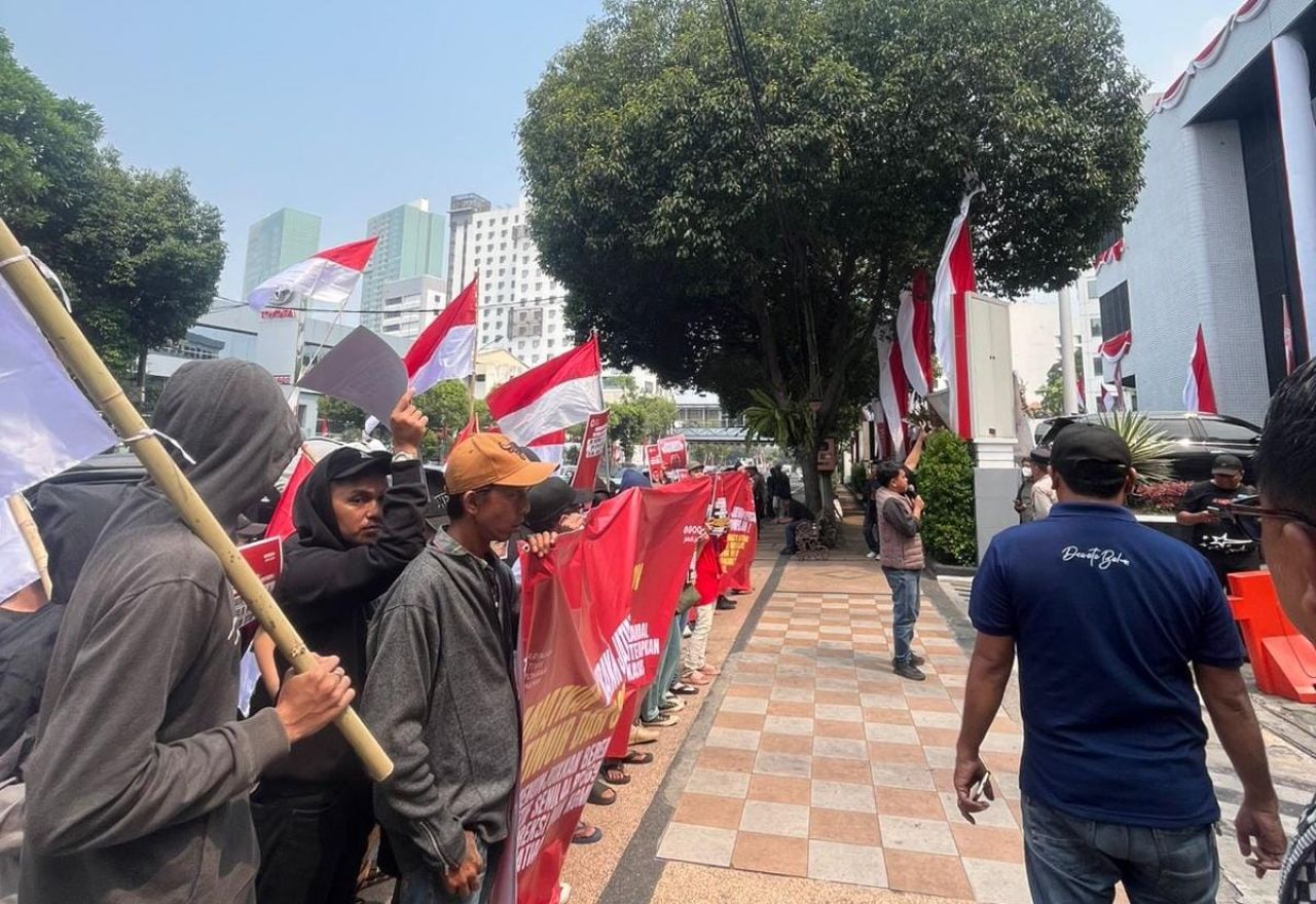 Puluhan Massa Geruduk Bank Jatim, JAKDI Desak Kejaksaan Periksa Adhy Karyono dan Prof. Mas’ud