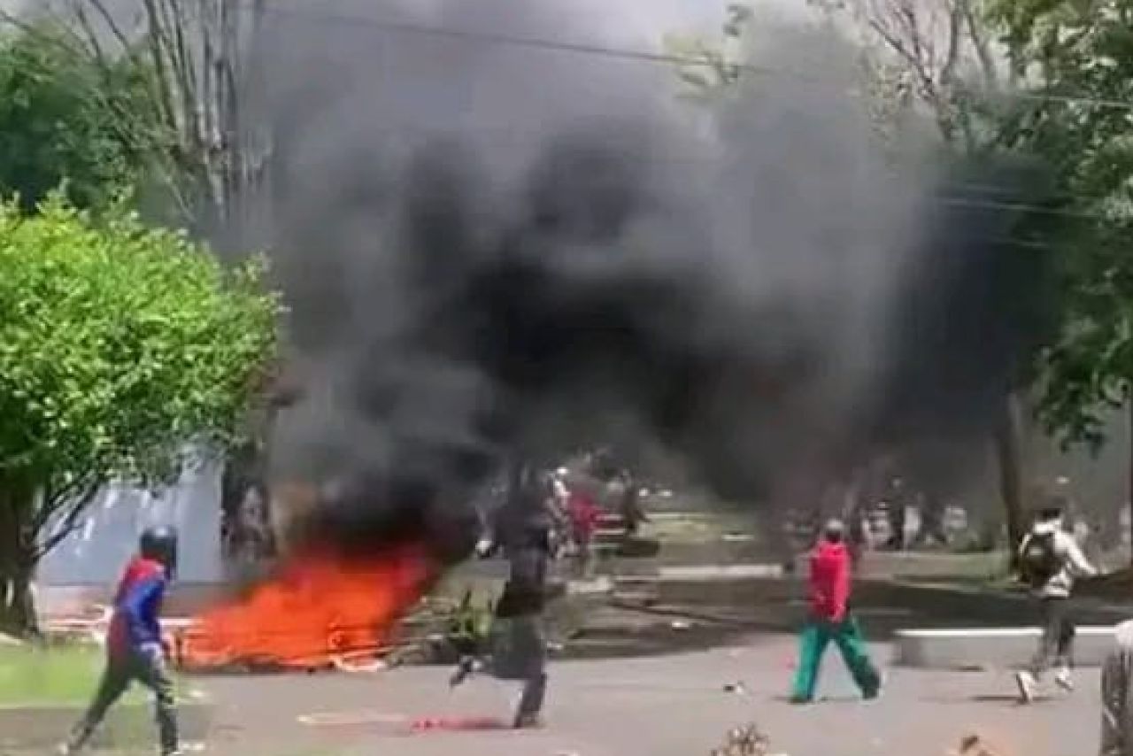 Aksi Massa di Kota Pekalongan Ricuh Rusak Kantor Setda dan Bakar Kursi di DPRD