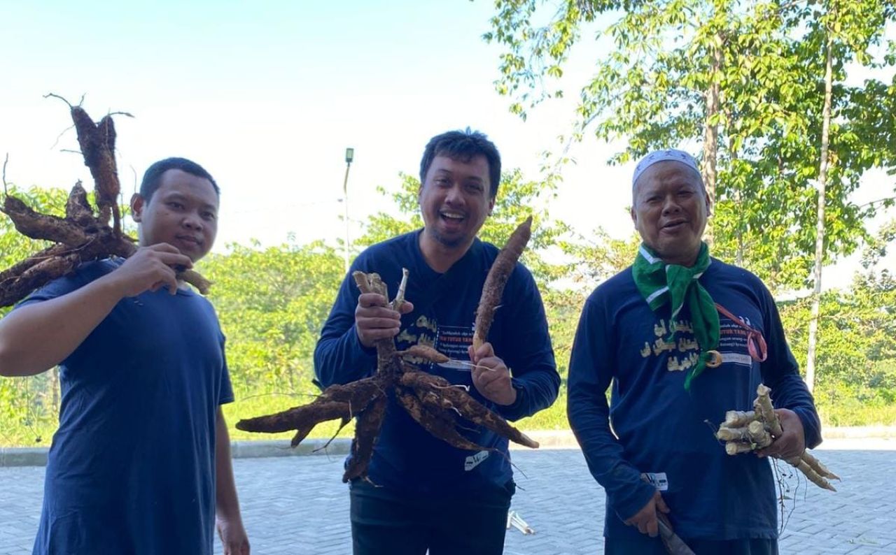 Tiga guru SMK Mudisa