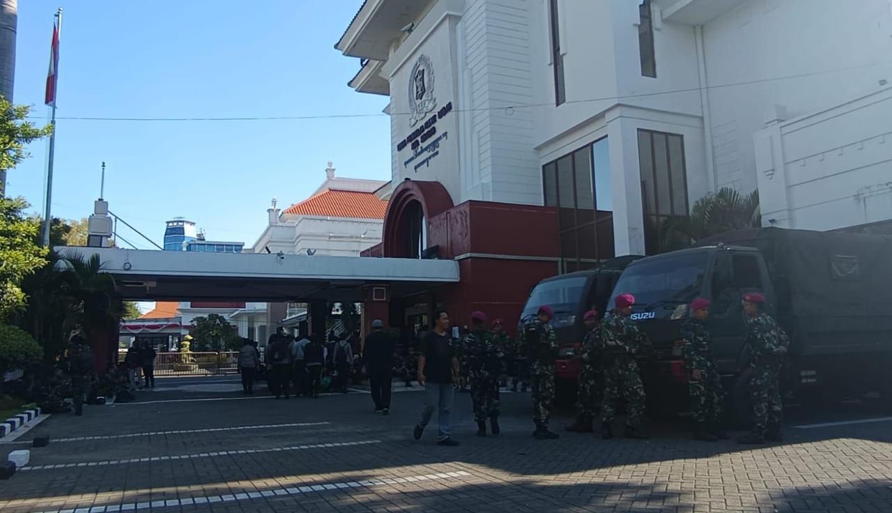 Menjelang Aksi ‘Bubarkan DPR’, Puluhan Aparat Amankan Gedung DPRD Surabaya