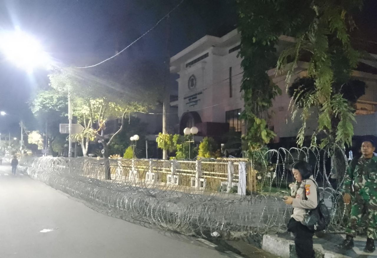 Ratusan Massa Aksi Rencanakan Geruduk DPRD Surabaya, Aparat Pasang Kawat Berduri