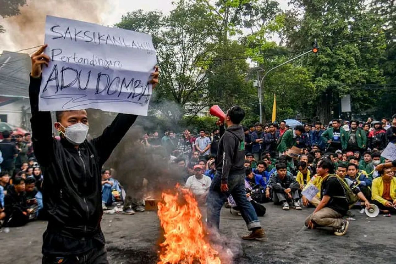 Tembakan Gas Air Mata Dipicu Serangan Bom Molotov