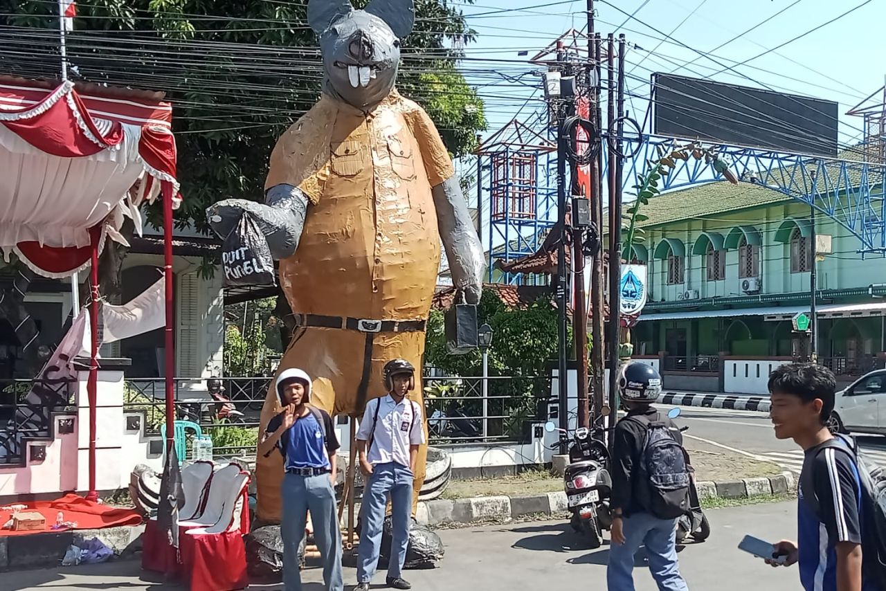 Maskot tikus raksasa