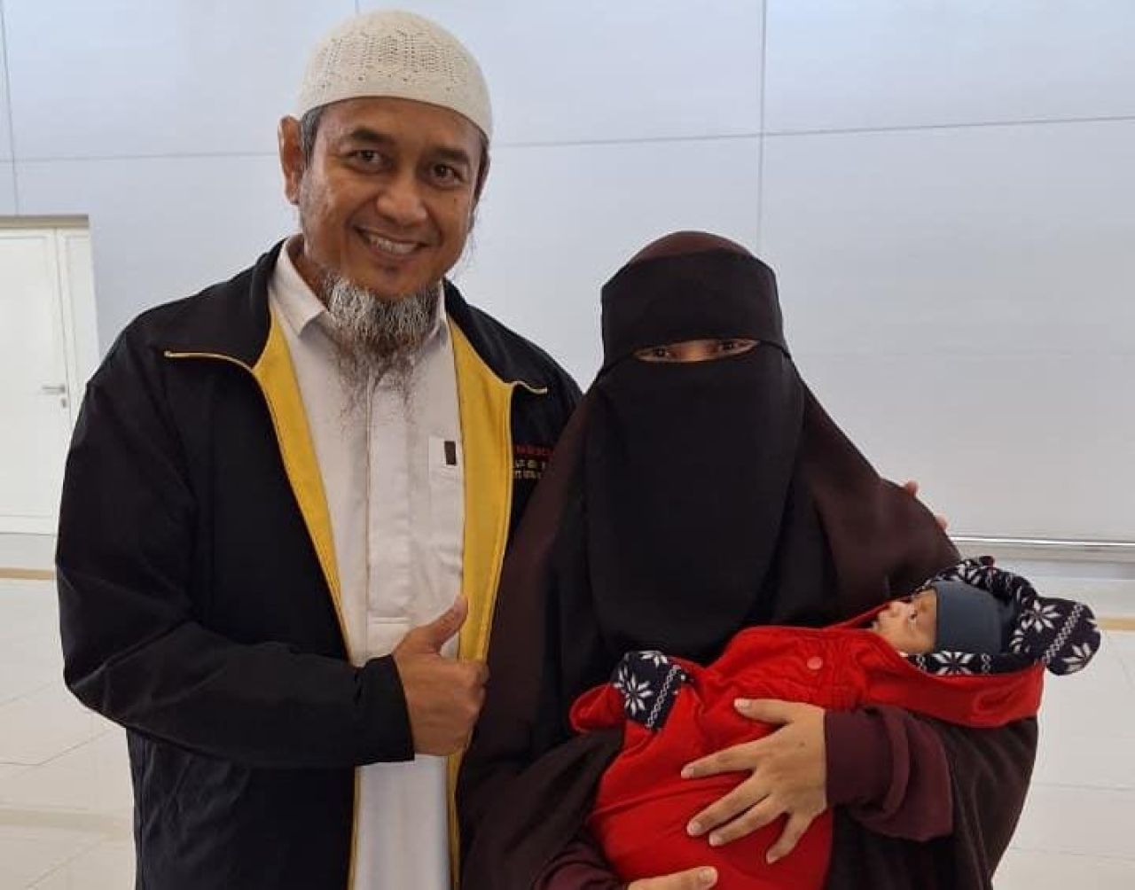 Jemaah Haji Embarkasi Surabaya Tiba di Tanah Air Usai Melahirkan di Mekkah