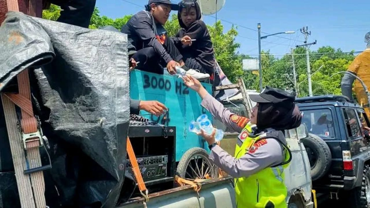 Pemberian Bunga dan Air Mineral, Warnai Aksi Demokrasi Massa di Pemalang