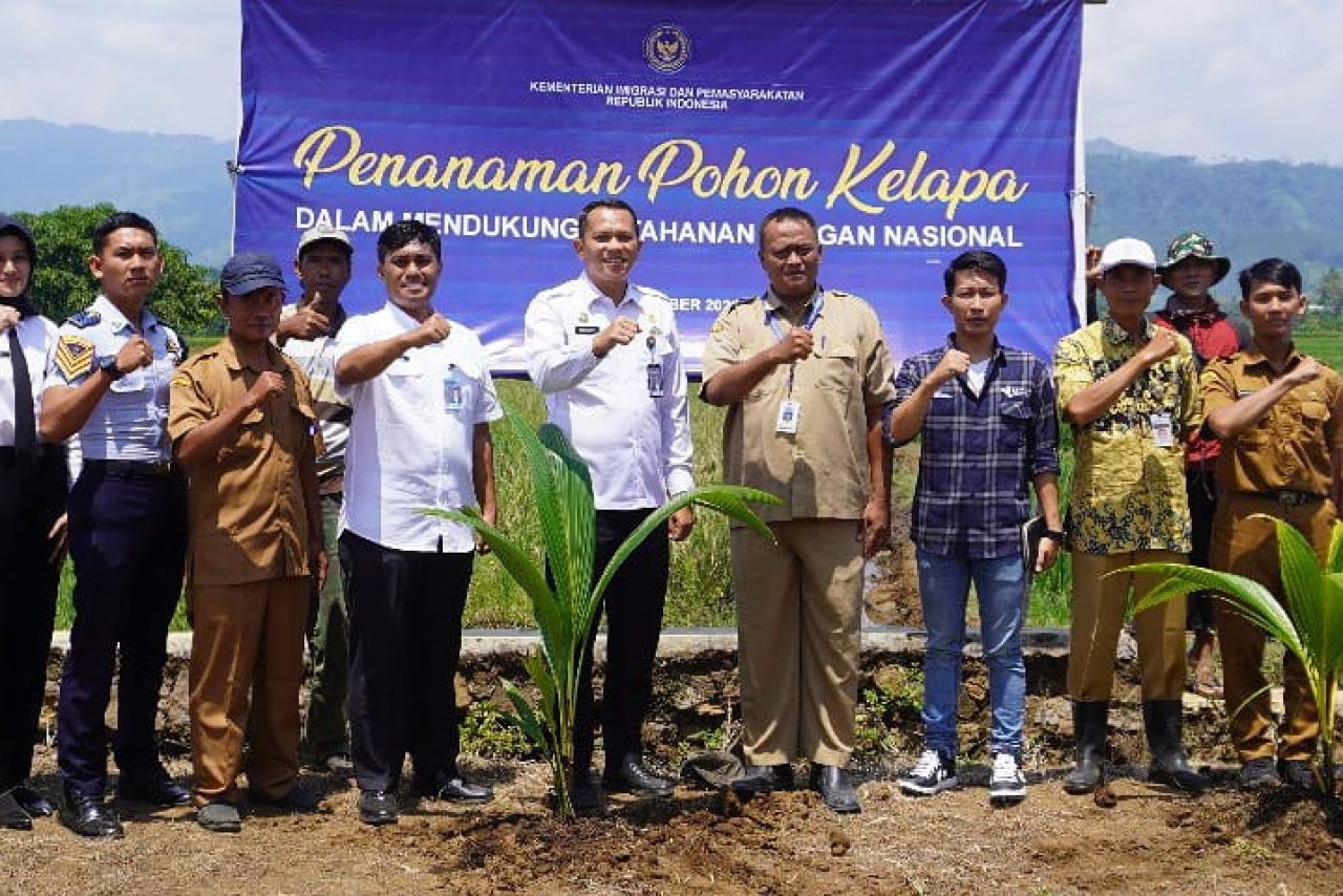 Penanaman Bibit Kelapa Hybrida di Rutan Pemalang
