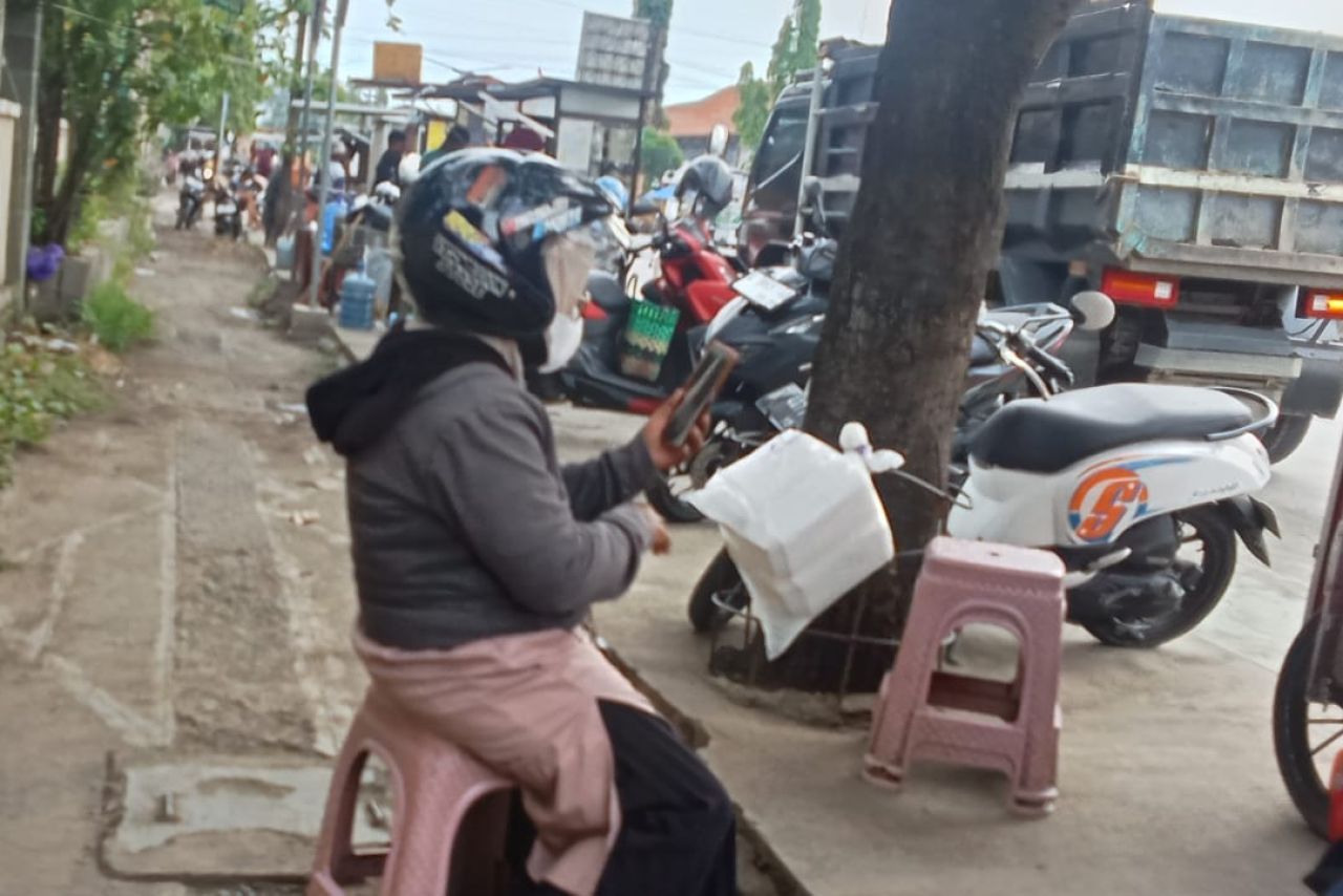 Trotoar dipenuhi lapak pedagang