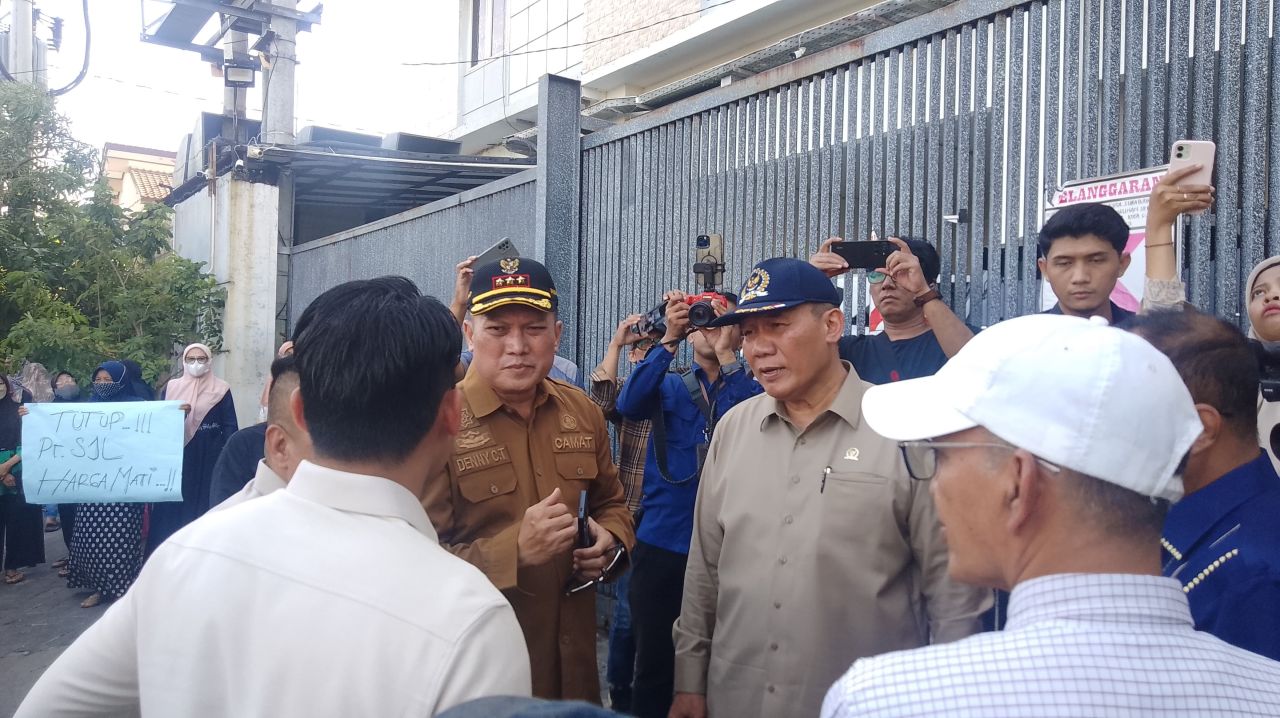 Bambang Haryo Soekartono saat bernegosiasi dengan Camat Benowo