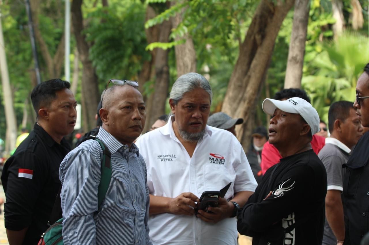 Heru Satrio (tengah) Ketua MAKI Jatim