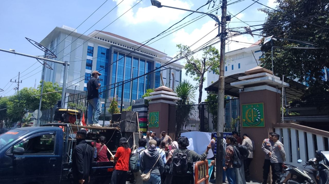 Aksi AMMaK di Kejati Jatim: Kawal Keadilan, Tolak Kriminalisasi, Pecat Jaksa Nakal
